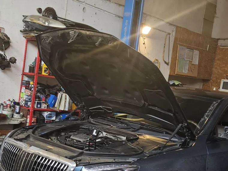 Compartimentul motor al unui Mercedes S-Class, capota deschisă