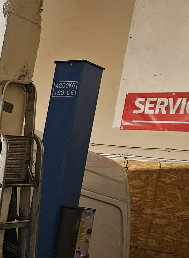 Coloana albastră a elevatorului de 4200 kg și bannerul roșu Service