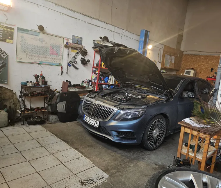 Mercedes S-Class cu capota ridicată în atelierul Service Autoflo-r