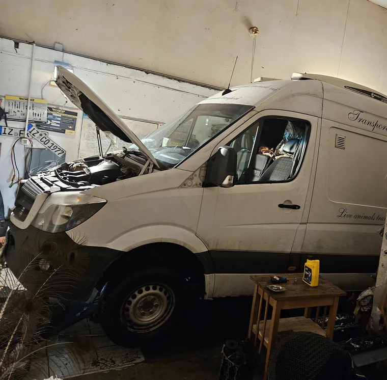 Mercedes Sprinter cu capota ridicată în atelier