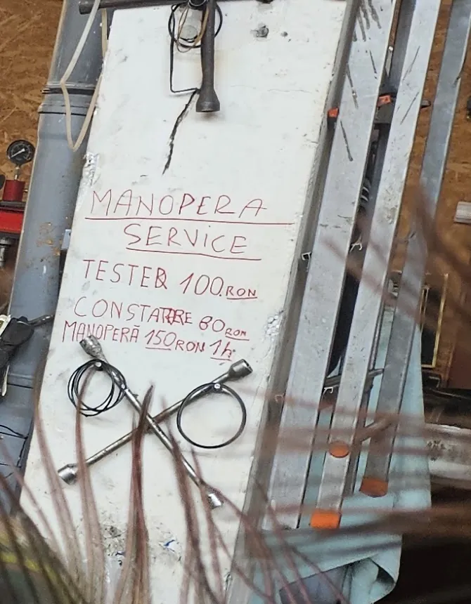 Tabla scrisă de mână cu tarifele din atelier